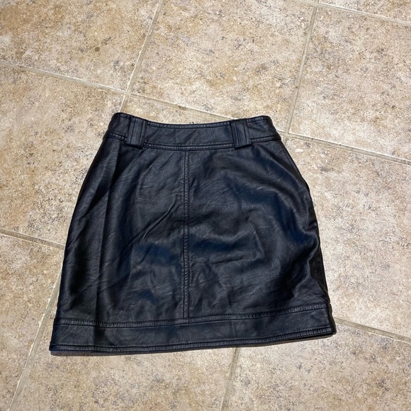 TOP SHOP - Black faux leather mini skirt, Size: 2 - Picture 2 of 9